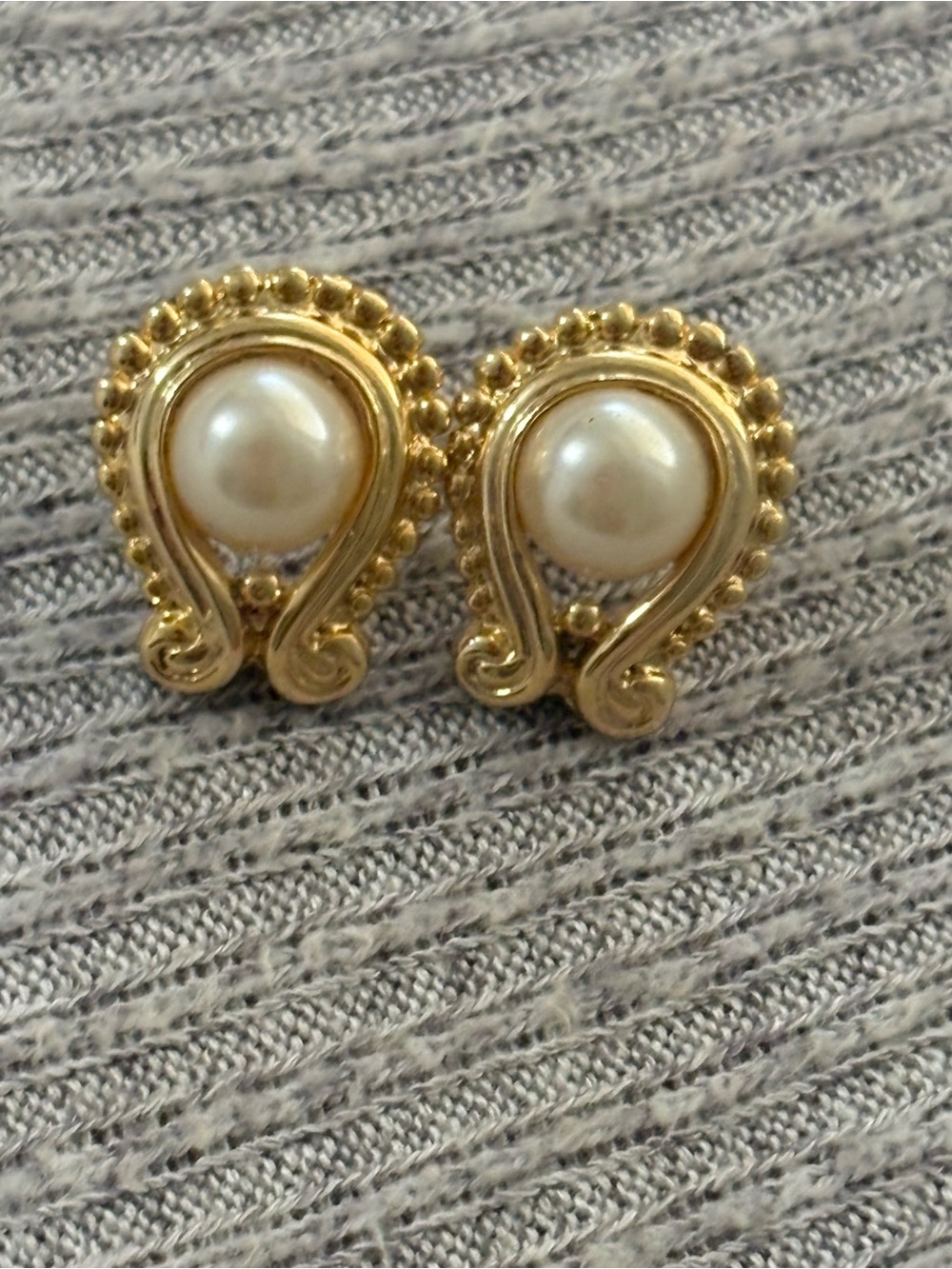 Vintage gold tone faux pearl ornate design stud earrings